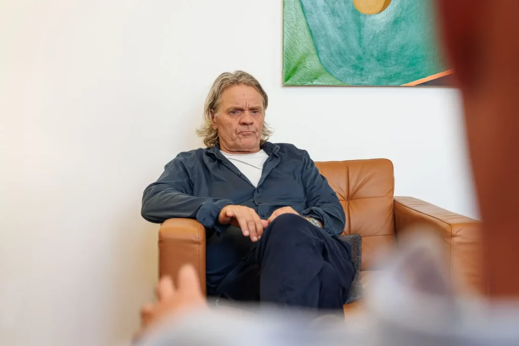 Psykolog Mikael Borup Nielsen i seriøs psykologsamtale omkring misbrug